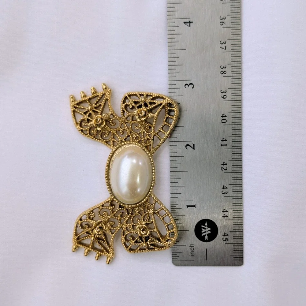Vintage 1928 Brand Faux Pearl Gold Filigree Bow And Roses 1.75" x 3" Brooch Pin - Picture 6 of 6
